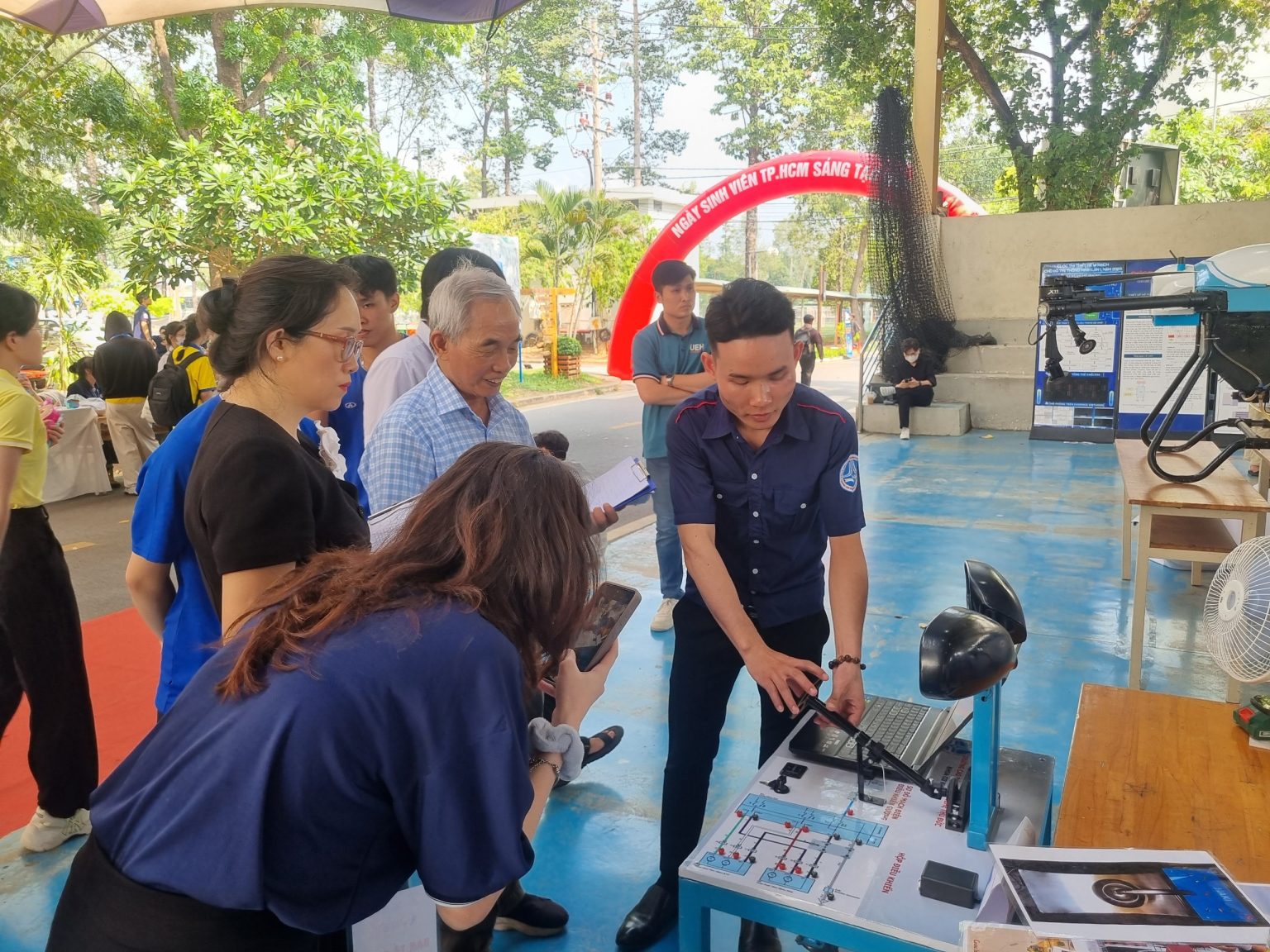 Sinh viên Khoa Động lực tham gia Liên Hoan Tuổi Trẻ Sáng Tạo TPHCM lần 15 năm 2024